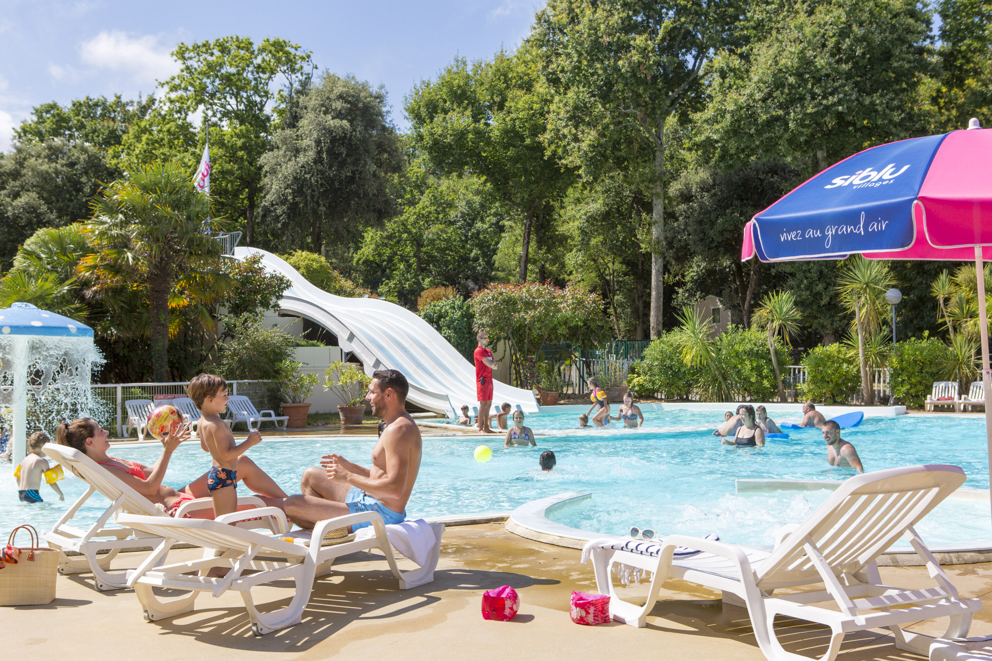 Pierres couchees holiday park loire atlantique pool