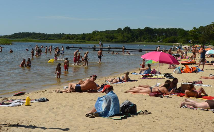 Plage du lac camping Le Pipiou